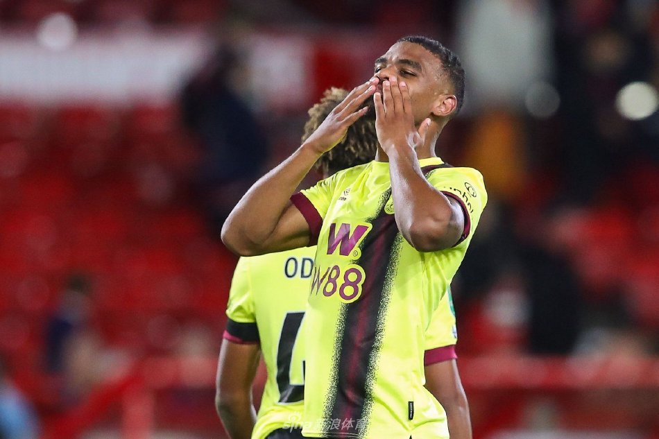 佐亮相斯坦 佐亮相斯坦